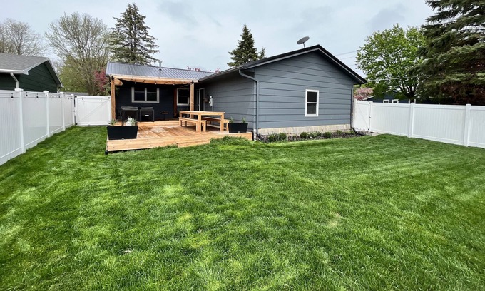 Webster City Casa | Hot Tub, Fire Pit on patio, Huge Cedar deck with outdoor TV, Fenced in back yard