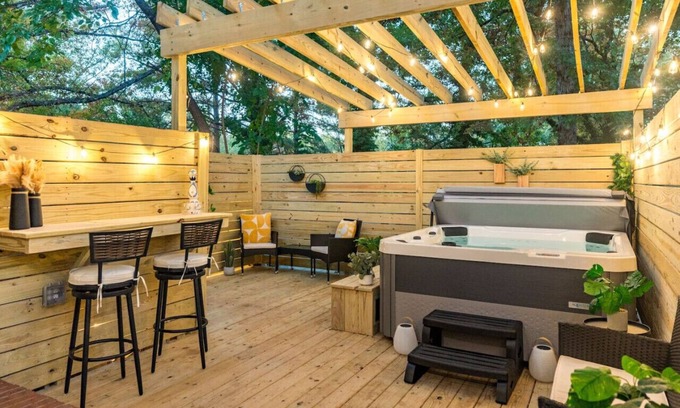 Southeast Raleigh Casa | Hot Tub Fire Pit Oasis | 3mi to Downtown