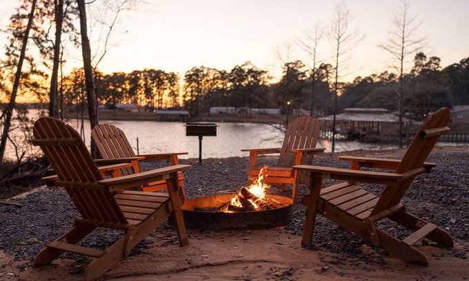 Negreet Cabina | Hot Tub-Fireplace-Fire Pit-Spacious, Cozy Mid-Lake Cabin Right On The Water!