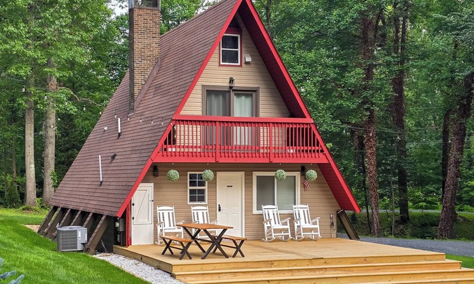 Ruby Cabina | Hot Tub, Fire Pit & Patio: A-Frame Stafford Cabin