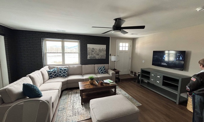 Clay City Casa | Hot Tub! Picnic Area & Grill! Fire pit! Dog friendly Hardwicks Creek Haven@RRG
