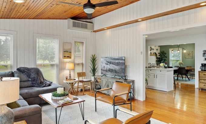 Elkin Cabaña | Hot Tub - Fire Pit - Private Retreat - Near 20+ Wineries - Hiking/Biking Trails