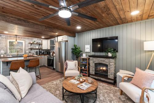 Wingina Casa | Hot Tub - Fire Pit - River - State Park - King Bed