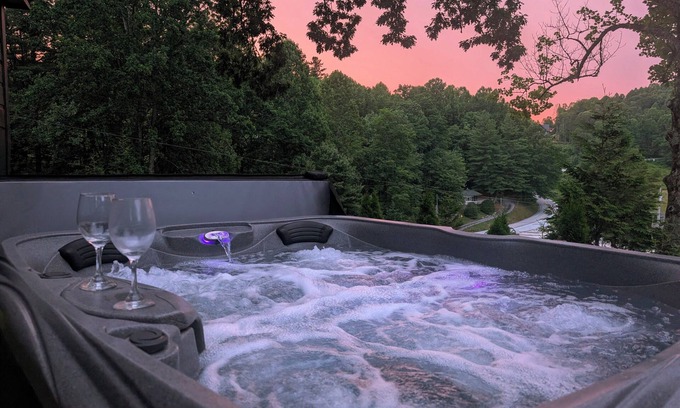 Scaly Mountain Cabina | Hot Tub⁘Fire Pit⁘Grill⁘Heated Patio · Near Waterfalls, Vineyard, Zipline, Trails