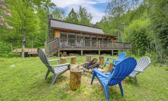 Canton Cabina | Hot Tub, Fire Pit: Waynesville Getaway Near Hiking
