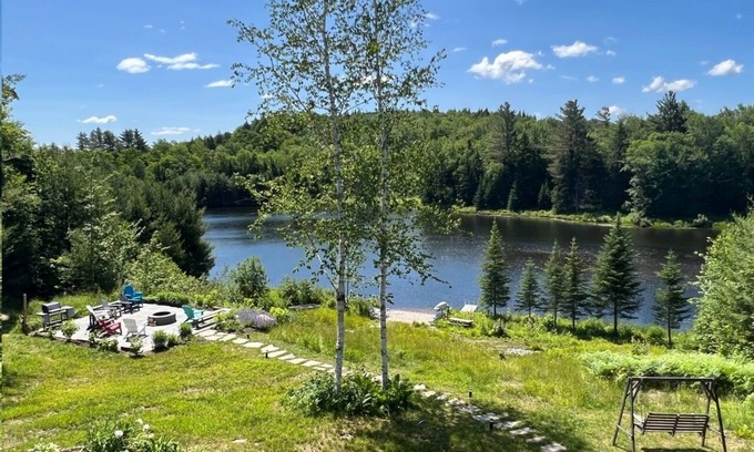 Londonderry Casa | Hot Tub - Fire Place - Sauna - Gym - 4 min to Bromley on a Private Lake