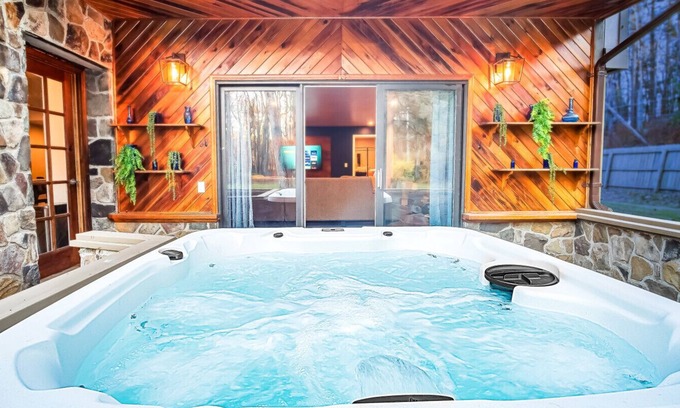 Hawley Cabina | Hot Tub, Firepit, 2-King Bed Suites, Game Room, Coffee Bar, BBQ, WIFI 200 +mbps