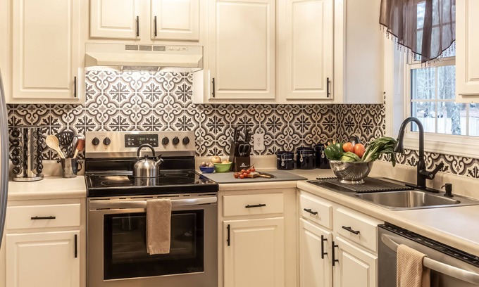 Clayton Cabaña | Hot tub, firepit and masterfully decorated home.