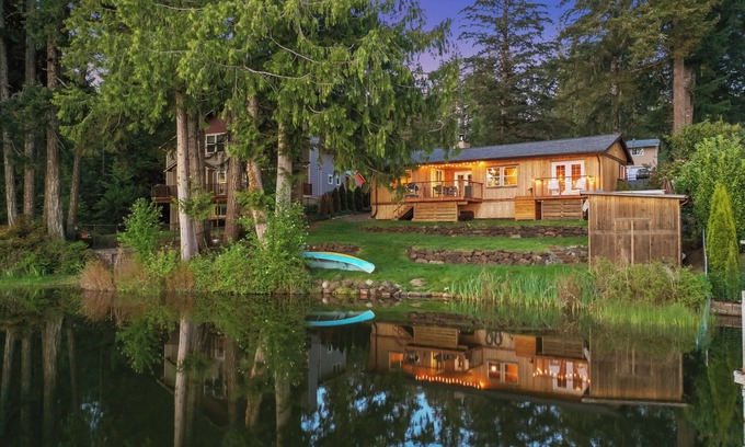 Belfair Cabina | Lakefront cabin near Hood Canal - outdoor shower, hot tub, SUP + floating dock