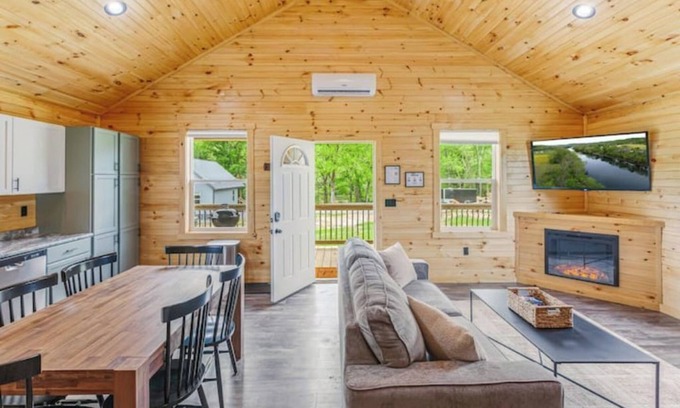 Jamestown Cabina | Hot Tub~Firepit~Riverfront~Near Lake Cumberland
