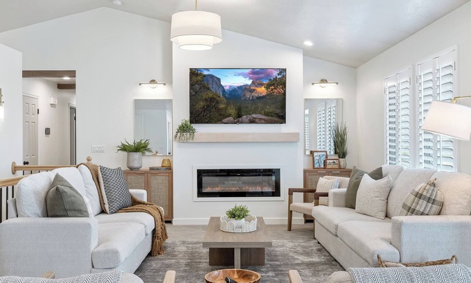 Uintah Casa | Hot Tub ~ FirePit ~ Scenic Views ~ Skiing ~ Lagoon