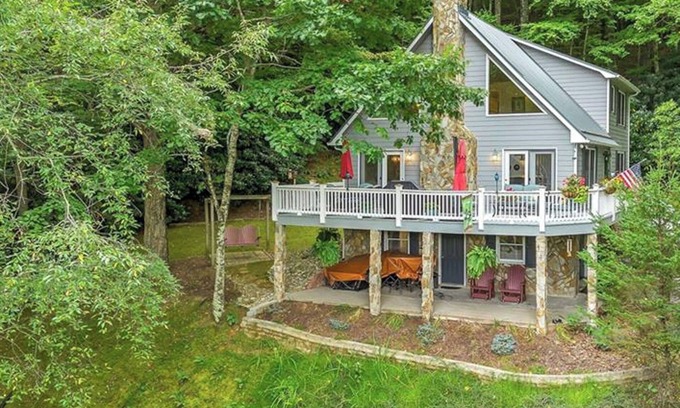 West Jefferson Chalet De Esquí | Hike, Paddle, Relax - August is Made for Mountain Memories @ The 19th Hole