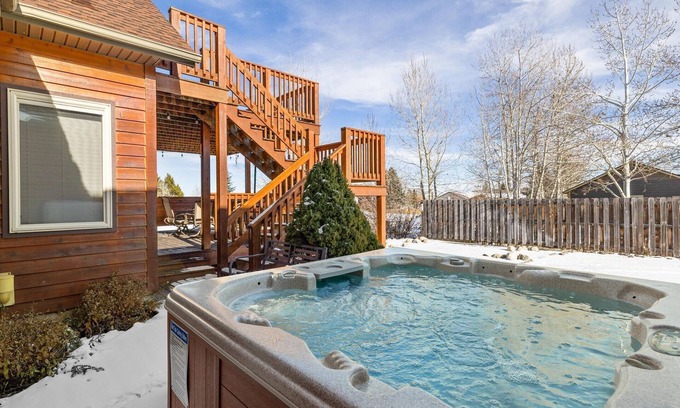 Red Lodge Casa | ¡Jugar en la nieve! Quédese en esta casa convenientemente ubicada cerca del campo de golf con una bañera de hidromasaje, soporte
