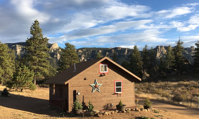 Estes Park Apartamento | Tranquilo estudio totalmente remodelado! Excelente ubicación-1 milla de la ciudad! Bañera de hidromasaje