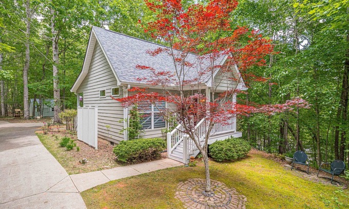 Dahlonega Cabaña | ♨️Hot Tub🌳Forest🍷Wineries🍔Grill 🎦ROKU📧WiFi📺 HDTV🛏️Queen ❤️ Comfy 🆒 Gem🌎