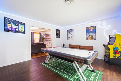 Ponderosa Forest Casa | Hot tub, Game and Movie Room ,15 Min to IAH Airport
