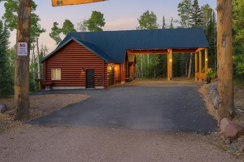 Steam Engine Meadows Casa | Hot Tub, Game Room! 3-Story Brian Head Home