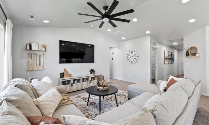 Caldwell Casa | Hot Tub, Game Room, 3 TVs, Near C of I and Downtown - Indian Creek