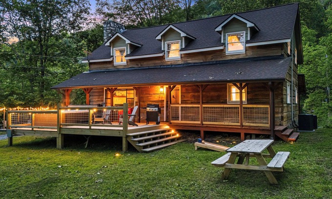 Canton Cabina | Hot Tub, Game Room & Fire Pit: Canton Log Cabin