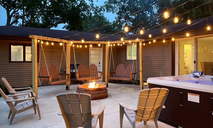 South Bend Casa | HOT TUB Game Room Heavenly Patio Sleeps 16
