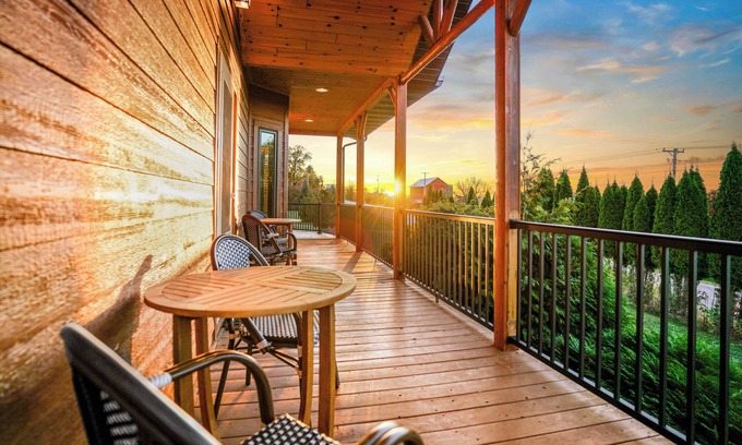Baraboo Casa | Hot Tub! Game Room! Sauna! Grill! Baraboo/Dells