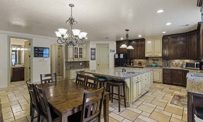 Toquerville Casa | Hot Tub Game Room. Sleeps 17. You Tube TV. 20 minutes to Zions Natl Park