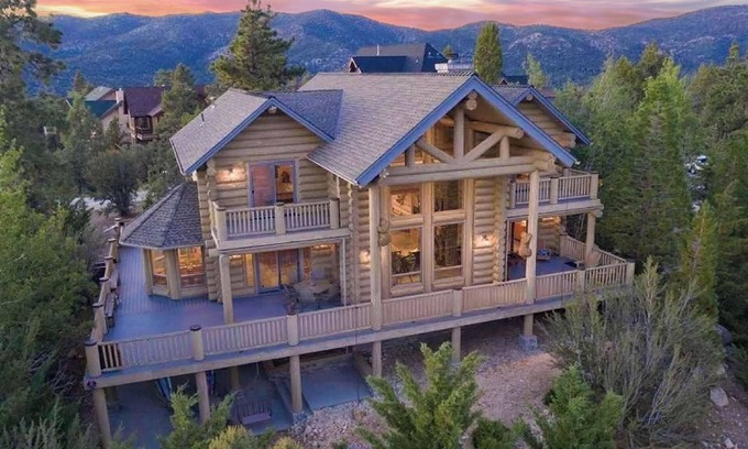 Castle Glen Estates Cabina | Hot Tub, Game Room, Large Deck w/ Incredible View | Penticton Lodge by AvantStay