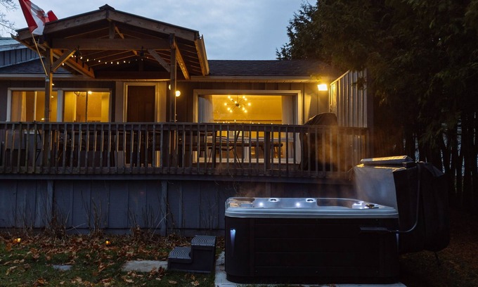 Selwyn Cabaña | Hot Tub + Games Room at Waterfront Cottage Kawarthas 🏓