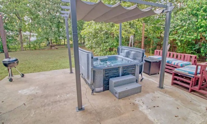 Shearer Hills - Ridgeview Casa | HOT TUB! Gaming & SHOPPING, Our Airbnb Has It ALL!