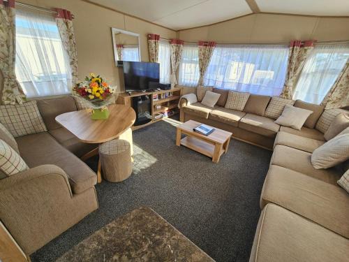 Tattershall Complejo | Hot Tub Getaways The Oakley 8 berth caravan with hot tub and quiet setting