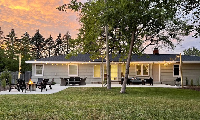 Ferrysburg Casa | Hot Tub - Grand Haven - Spring Lake Front Home with Private Beach