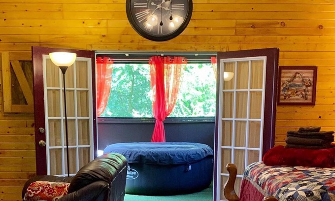 Somerset Cabina | hot tub, grill, porch, picnic table, electric fireplace, queen bed