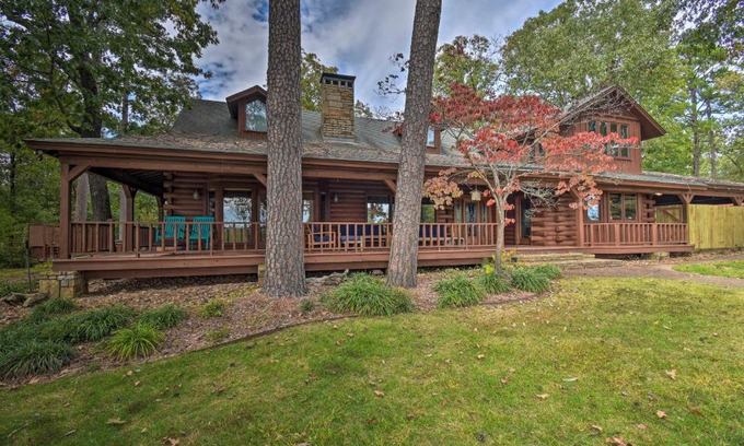 Piney Casa | Hot Tub, Grill Hilltop Log Cabin in Hot Springs!