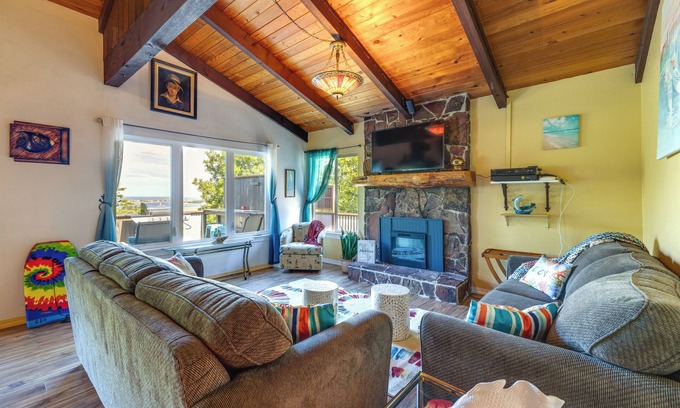 Waldport Cabaña | Private Hot Tub & Views: Lovely Waldport Home