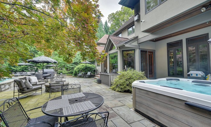 Longmeadow Casa | Hot Tub, Gym, Game Room! Luxe Estate in Longmeadow