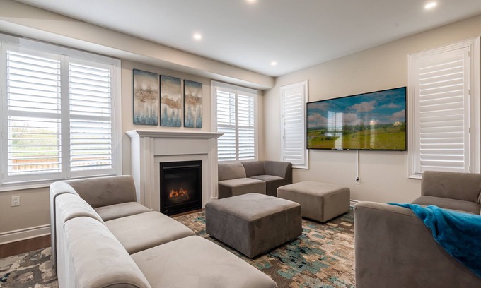 Peterborough Casa | Hot Tub & Gym in Relaxing 10 Person 5 BR House