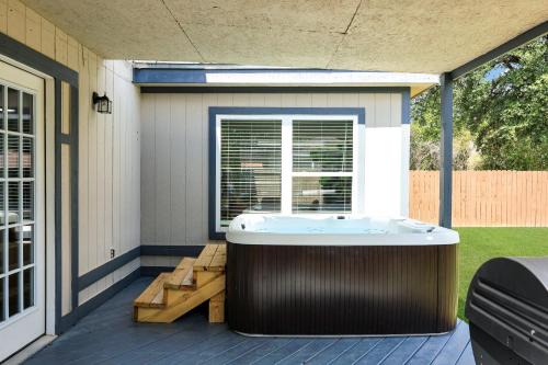 San Antonio Casa | Hot Tub Heaven Games Air Hockey Bbq Swing Set