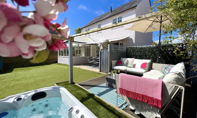 Stoke Gabriel Cabaña | Hot Tub Heaven in Beautiful Village, Close to Beaches - Blue Flag & Dog Friendly