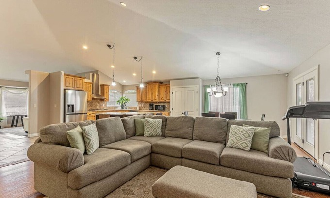 South Jordan Casa | Hot Tub Hideaway | 4 bd 3 ba | BBQ | Massage