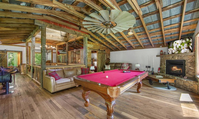 Waynesville Casa | HOT Tub! Hiking, Pool Table, Rustic Getaway, Views, Relax, Pets
