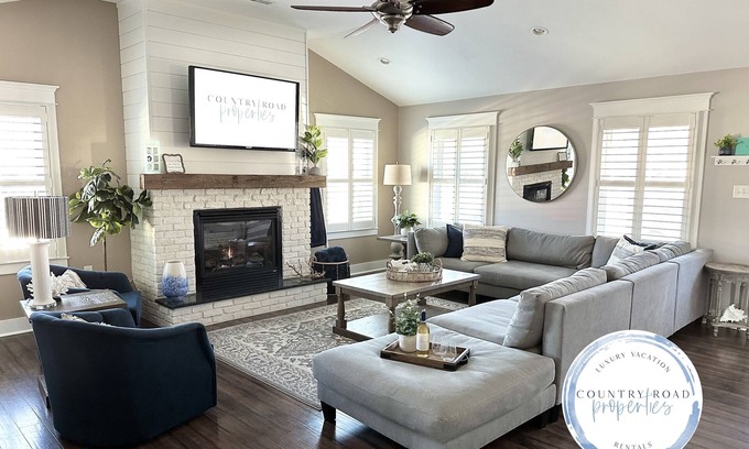 Villas Casa | Hot tub Backyard Oasis, Private Beach, Local Pool, Close to all!