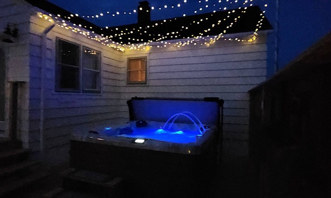 Gladstone Casa | Hot Tub House Kipling Cottages Deck Fire Pit 2 bed/ 1 bath Smart TVs WiFi