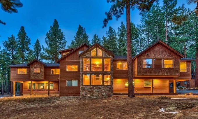 South Lake Tahoe Casa | *Hot Tub*Indoor Pool*One Block to Heavenly
