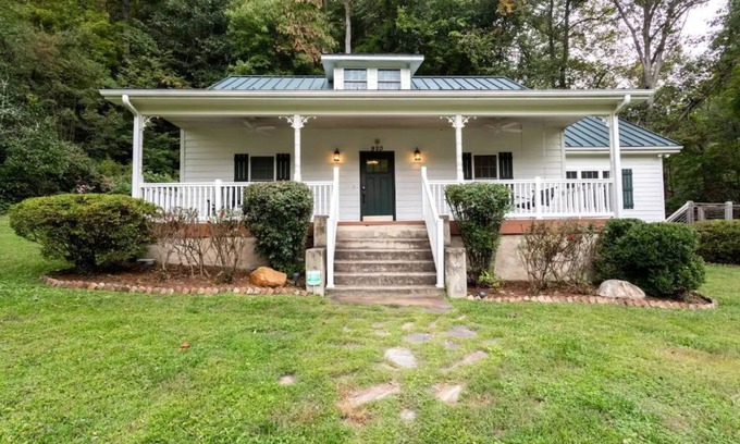 Old Fort Cabaña | Hot Tub! Jarrett Creek Cottage bike/walk to breweries, ice cream, cafes, shops