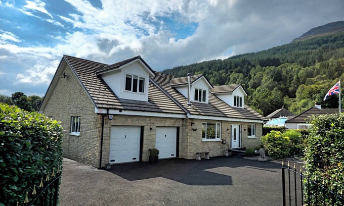 Arrochar Casa | Hot tub Karaoke Fruit machine Bar Cinema South facing garden Sleeps 8.