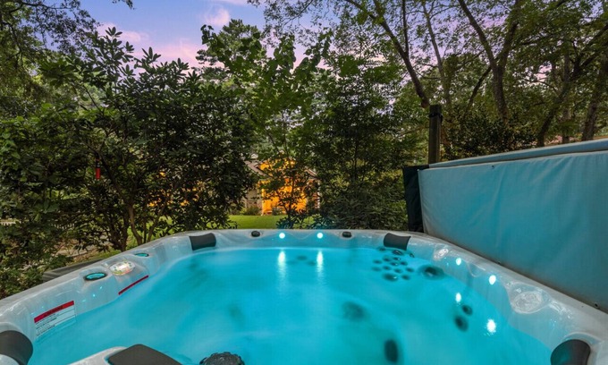 Decatur Apartamento | HOT TUB | PET FRIENDLY| THE SUNNY SUITE