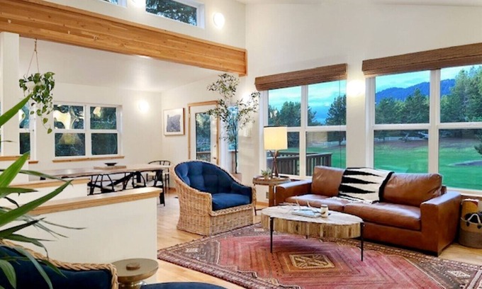 Manzanita Casa | Hot Tub| King Suite| walk to beach|Views