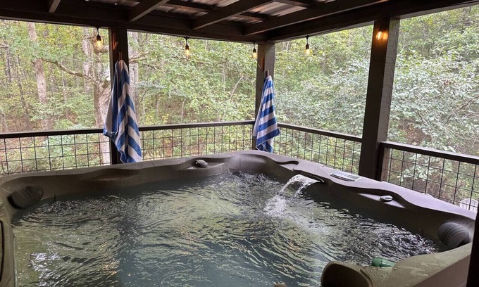 Mentone Casa | Hot Tub l Game Room l Creek & Waterfall