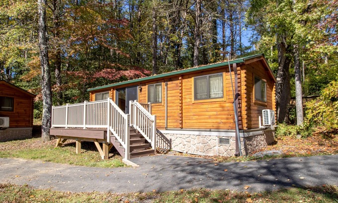 Spotsylvania Cabaña | Hot Tub, Lake Access, Resort Amenities!