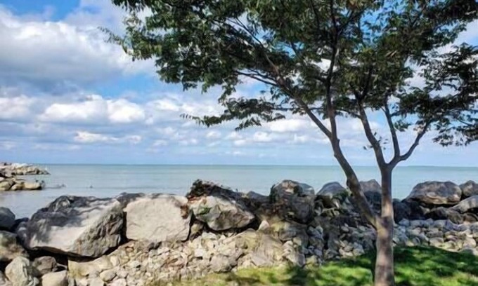 Oak Harbor Casa | Hot Tub-Lake Erie Beach House, Lake Front